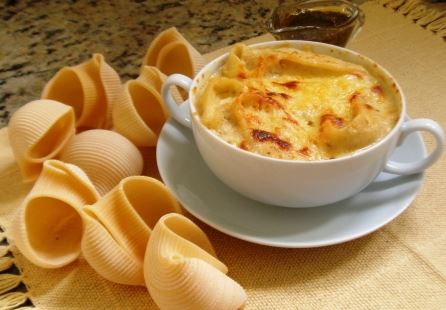 Macarrão caramujo com creme de bacalhau e veloutè de ervas