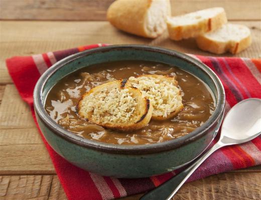 Sopa de cebola com toque de café