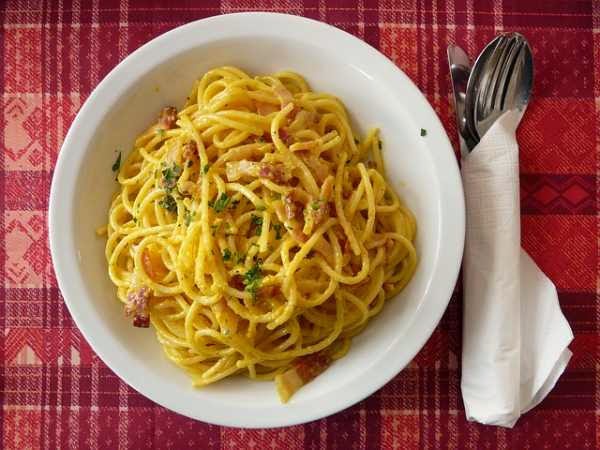 Macarrão a carbonara (macarrão com ovos e bacon)