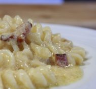 macarrão a carbonara (macarrão com ovos e bacon)