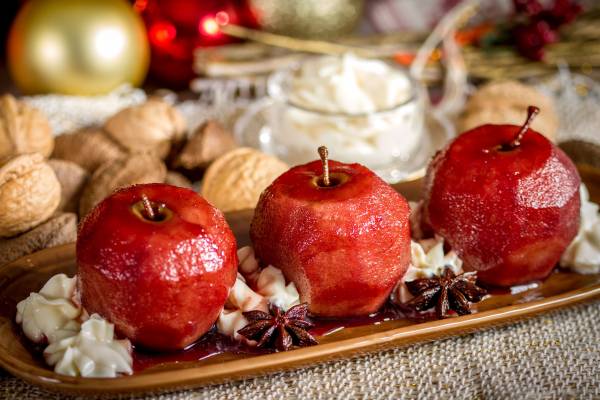 Receita de Maçãs ao vinho com creme de ricota