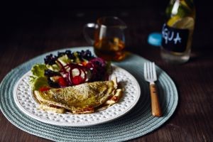 Omelete de Tapioca com Queijo Branco Tostado e Salada