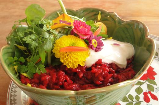 Risoto de beterraba com coalhada seca e flores comestíveis