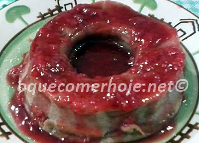 Bolo de morango de liquidificador receita fácil e rápido