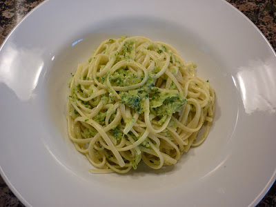 Macarrão ao pesto de manjericão e salvia