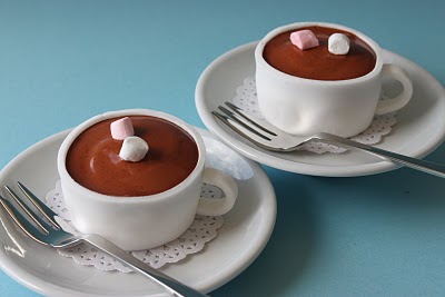 Cupcake no formato de xícara de chocolate quente