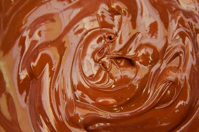 Como derreter chocolate no microondas e em banho-maria e como trabalhar com chocolate no calor