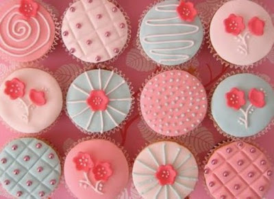 Cupcakes decorados cor-de-rosa